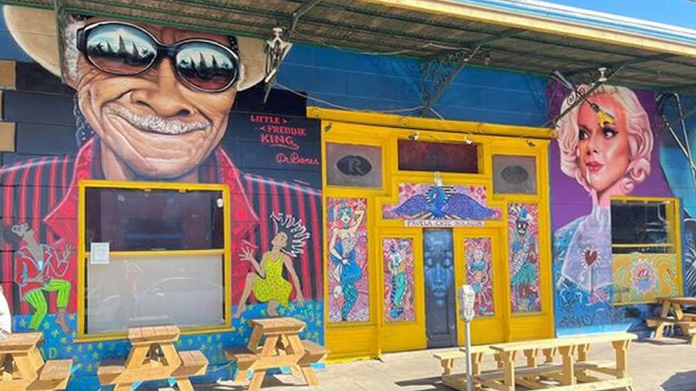 Favela Chic Interior and Bands